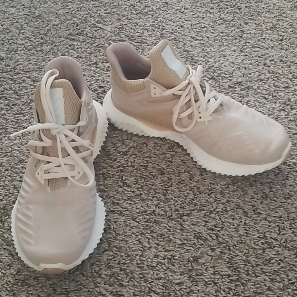 Like New - Adidas Alphabounce sneakers